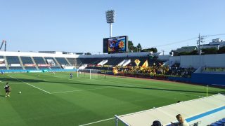 ニッパツ三ツ沢 メインスタンドから｜2018J3 YSCC vs. 北九州