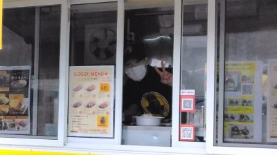 スタッフさんが中からピース|ゴーゴーカレー(プライフーズスタジアム)