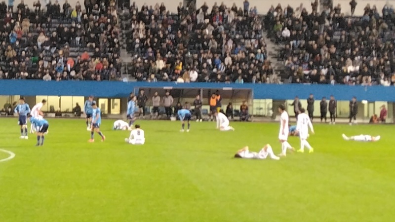 試合終了直後の選手たち｜YS横浜 0-2 高知