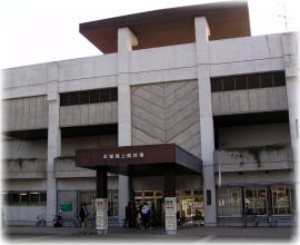 �{�闤�㋣�Z��̃��C���X�^���h�B��ʉE���Ɋϋq�o�����������܂��B